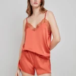PIGIAMA DONNA GISELA DELLA COLLEZIONE ESTATE 2026. CANOTTA SPALLA STERATTA E SHORT IN SIMIL RASO E PIZZO NEL COLOR ARANCIO BRUCIATO