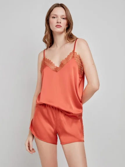 PIGIAMA DONNA GISELA DELLA COLLEZIONE ESTATE 2026. CANOTTA SPALLA STERATTA E SHORT IN SIMIL RASO E PIZZO NEL COLOR ARANCIO BRUCIATO