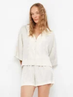 PIGIAMA DO NNA GISELA DELLA COLLEZIONE ESTATE 2026. TSHIRT APERTA E SHORT NEL COLORE PANNA CON LEGGERA FANTASIA SATINATA TONO SU TONO