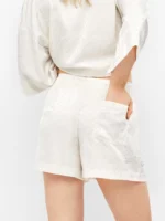 PIGIAMA DONNA GISELA TSHIRT APERTA E SHORT NEL COLOR PANNA CON LEGGERA FANTASIA SATINATA TONO SU TONO - immagine 4