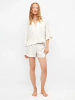 PIGIAMA DONNA GISELA TSHIRT APERTA E SHORT NEL COLOR PANNA CON LEGGERA FANTASIA SATINATA TONO SU TONO - immagine 5