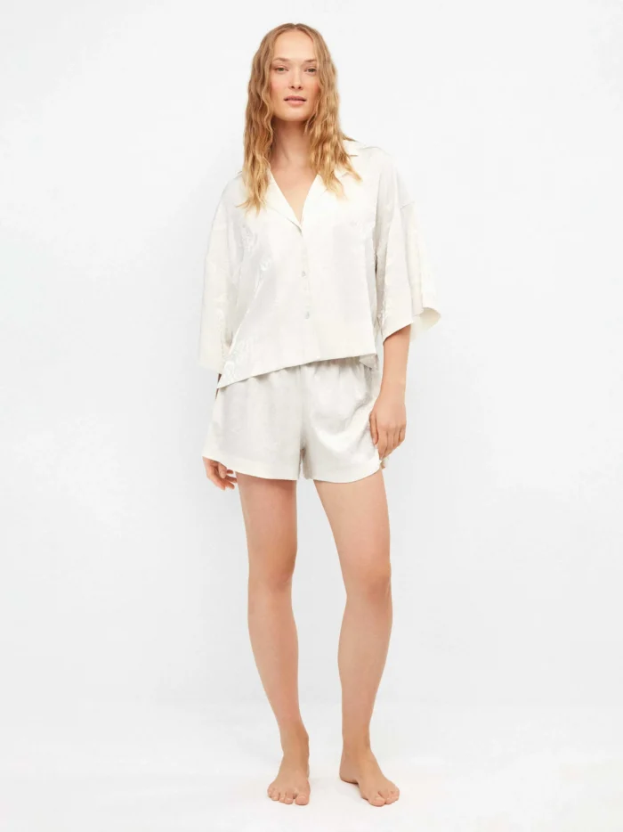 PIGIAMA DONNA GISELA TSHIRT APERTA E SHORT NEL COLOR PANNA CON LEGGERA FANTASIA SATINATA TONO SU TONO - immagine 5