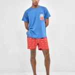 PIGIAMA UOMO GISELA DELLA COLLEZIONE ESTATE 2026. 100% COTONE TSHIRT BLU E SHORT ROSSO A FANTASIA