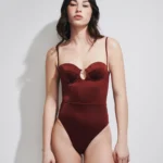 COSTUME DONNA MATINEE INTERO DELLA COLLEZIONE ESTATE 2026. BALCONCINO CON FERRETTO ED IMBOTTITURA ESTRAIBILE IN LYCRA LUCIDA VINO