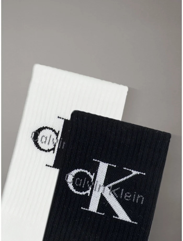 CALZINI UOMO CALVIN KLEIN IN SPUGNA LEGGERA CONFEZIONE IN LATTA DA 4 DUE BIANCHI E DUE NERI CLASSICO LOGO - immagine 2