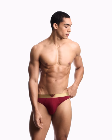 Meta title: Intimo Uomo Emporio Armani | Boxer e Slip – Secrets Intimo Meta description: Scopri l'intimo uomo Emporio Armani su Secrets Intimo. Boxer e slip firmati dal design moderno, comfort e stile iconico. Acquista online. URL consigliato: /intimo-uomo-emporio-armani/ Parola chiave principale: intimo uomo Emporio Armani Parole chiave secondarie: boxer uomo Emporio Armani, slip uomo Emporio Armani, intimo firmato uomo, boxer Armani uomo.