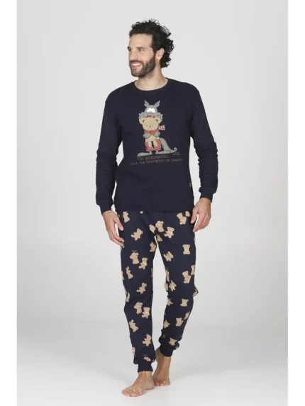 PIGIAMA UOMO HAPPY PEOPLE IN CALDO COTONE DELLA COLLEZIONE INVERNO 2026. COLORE BLU PANTALONE A STAMPA "UN ABBRACCIO NON HA BISOGNO DI PAROLE"