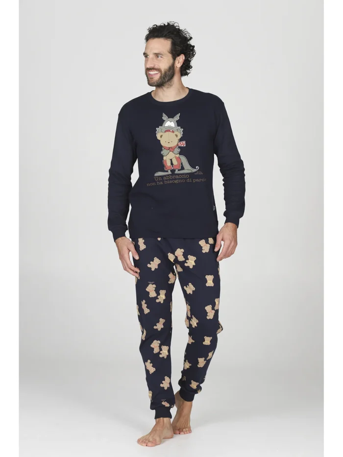 PIGIAMA UOMO HAPPY PEOPLE IN CALDO COTONE DELLA COLLEZIONE INVERNO 2026. COLORE BLU PANTALONE A STAMPA "UN ABBRACCIO NON HA BISOGNO DI PAROLE"