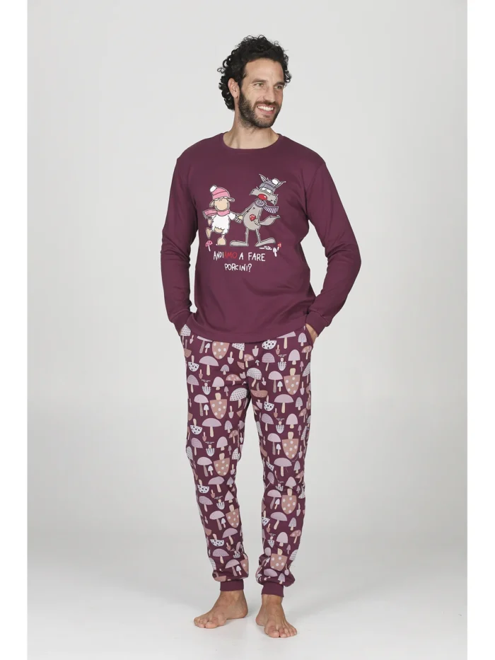 PIGIAMA UOMO HAPPY PEOPLE IN CALDO COTONE DELLA COLLEZIONE INVERNO 2026. COLORE MELANZANA CON PANTALONE A SCACCHI "ANDIAMO A FARE I PORCINI"