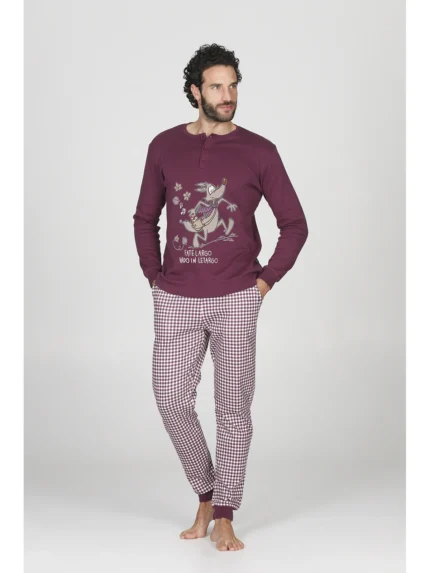 PIGIAMA UOMO HAPPY PEOPLE IN CALDO COTONE DELLA COLLEZIONE INVERNO 2026. COLORE MELANZANA CON PANTALONE A SCACCHI "FATE LARGO VADO IN LETARGO"