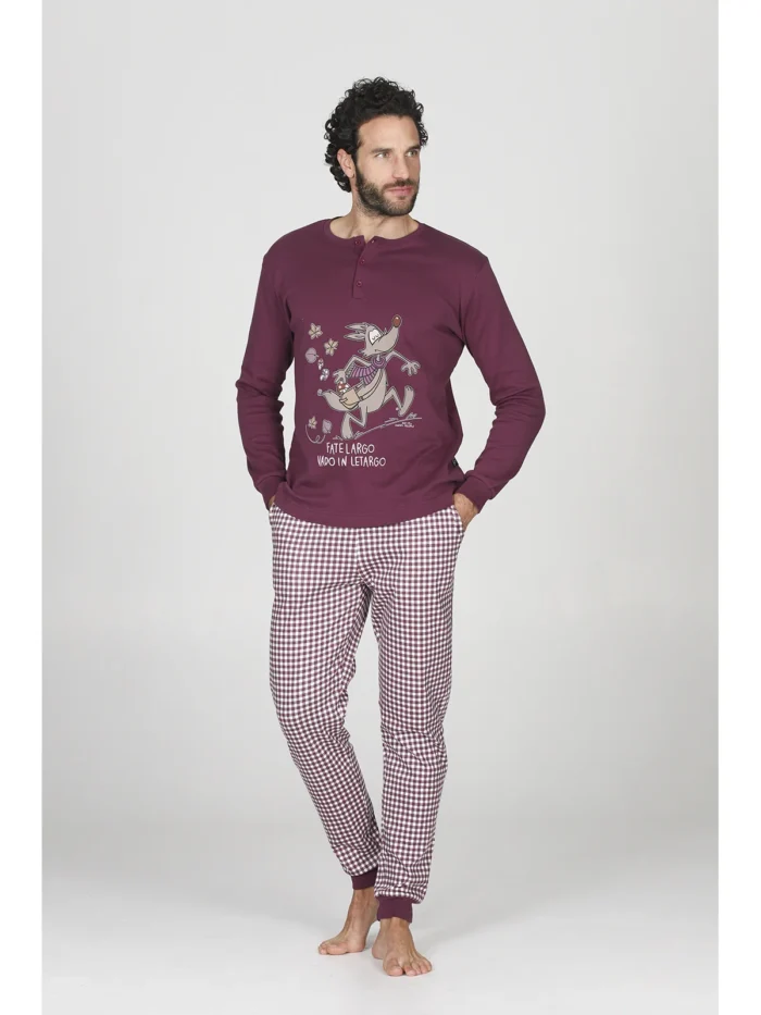 PIGIAMA UOMO HAPPY PEOPLE IN CALDO COTONE DELLA COLLEZIONE INVERNO 2026. COLORE MELANZANA CON PANTALONE A SCACCHI "FATE LARGO VADO IN LETARGO"